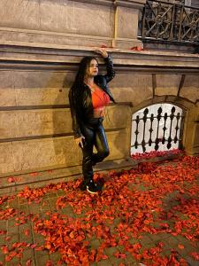 668573310: Chica busca chico en Madrid