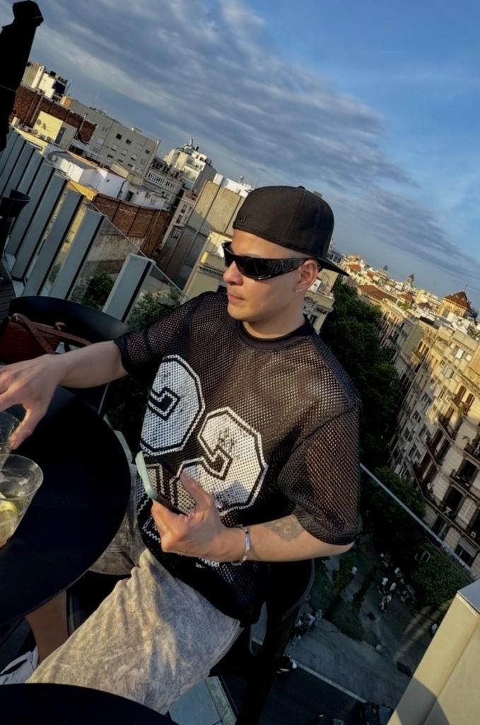 698461472: Chico busca chica en Barcelona