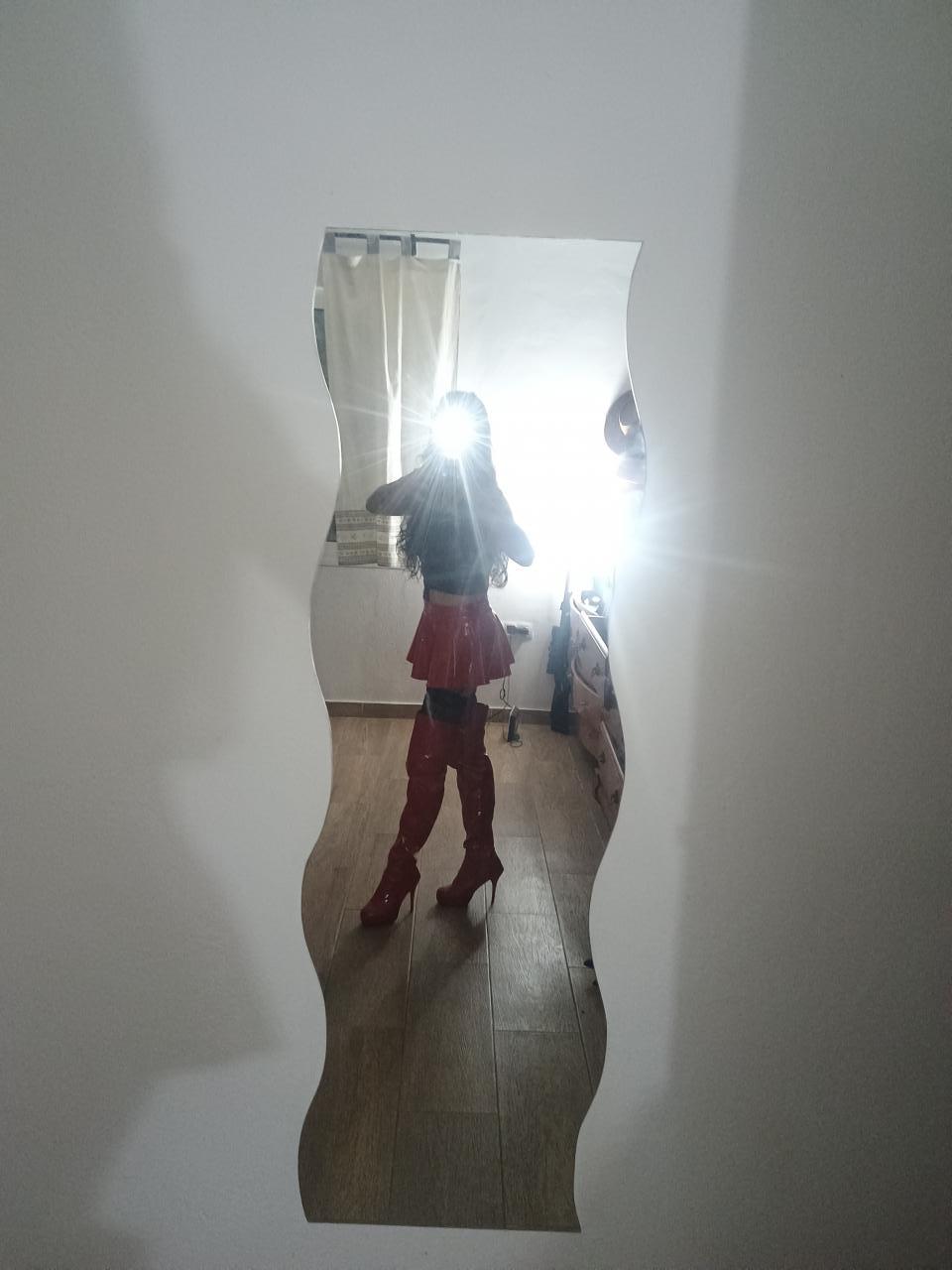 649061930: Chica busca chico en Sevilla