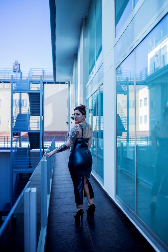652947360: Chica busca chico en Madrid