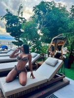 663031897: Chica busca chico en Ibiza