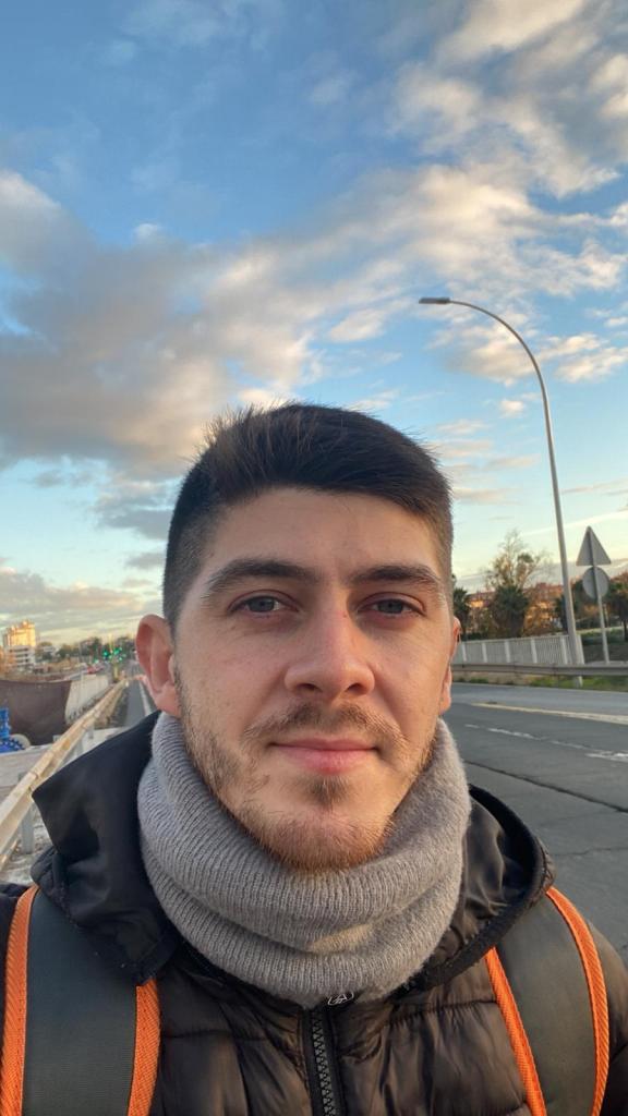 Chico busca chica en Sevilla: 