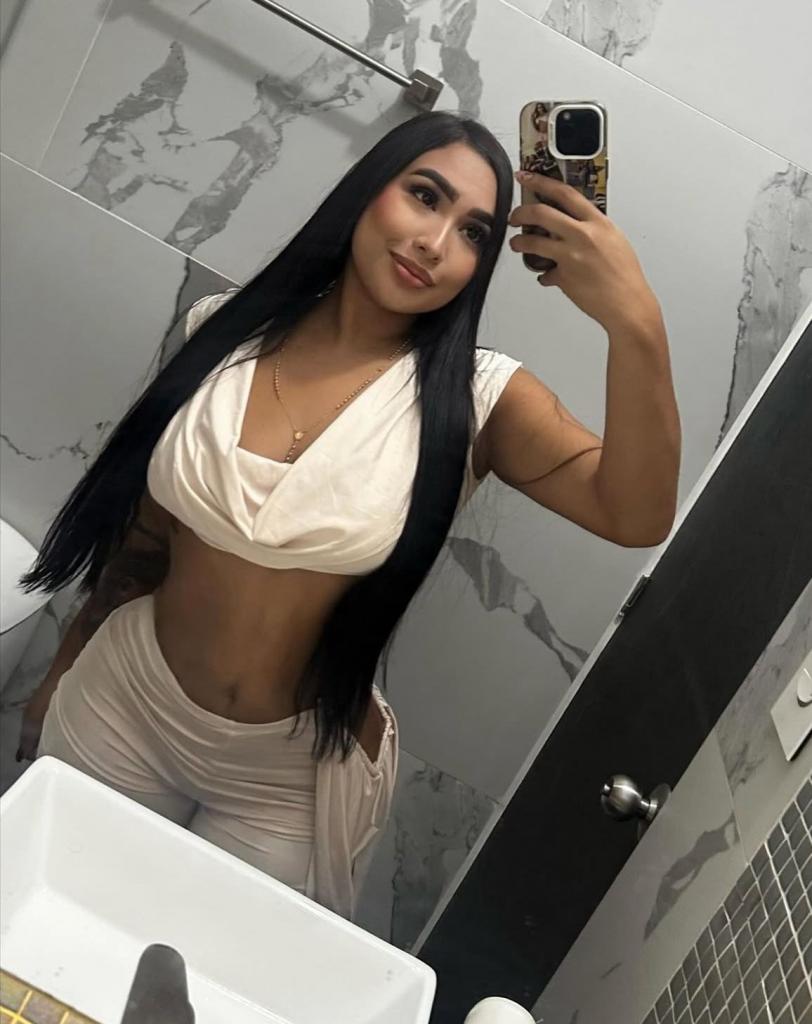 643740405: Chica busca chico en Almería