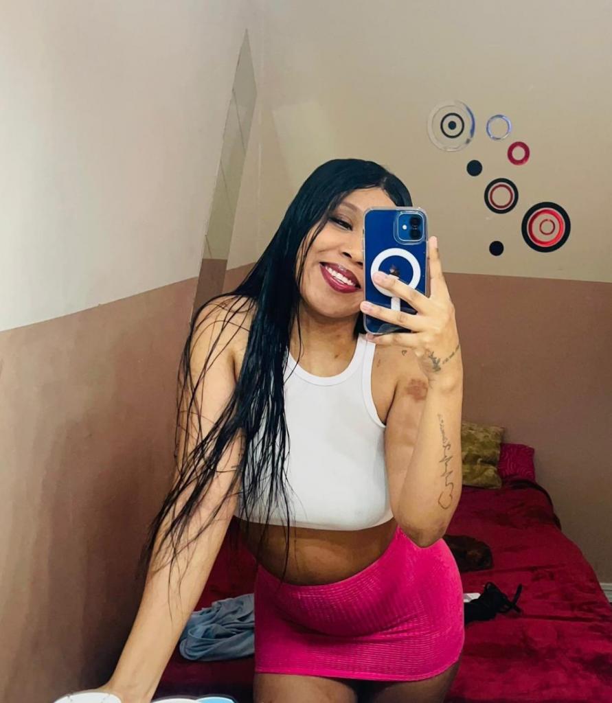 664039809: Chica busca chico en Barcelona