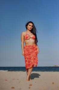 666314275: Chica busca chico en Ibiza