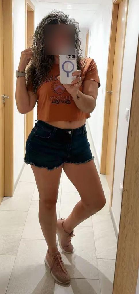 654126047: Chica busca chico en Barcelona