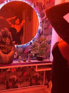 617746381: Chica busca chico en Madrid