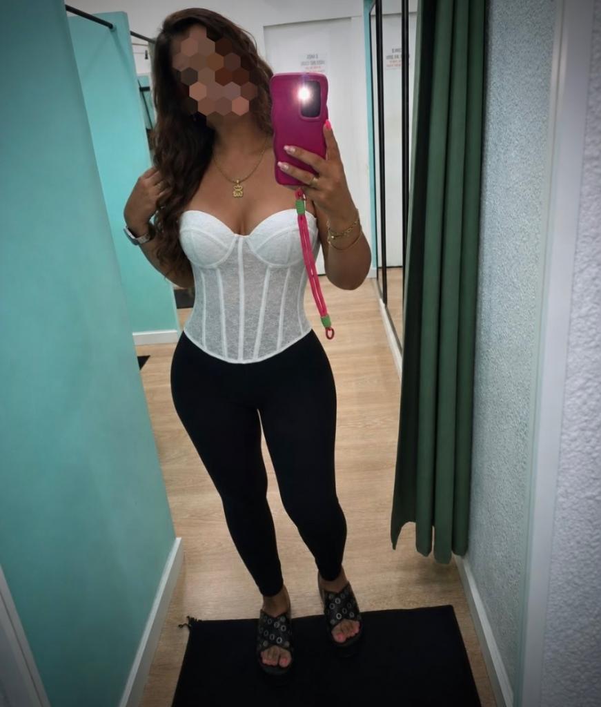 692519237: Chica busca chico en Barcelona