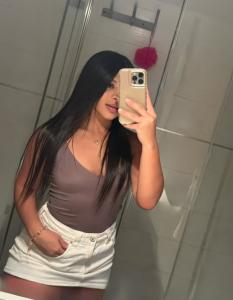 694244341: Chica busca chico en Barcelona
