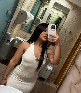 694244341: Chica busca chico en Barcelona