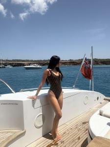 672877444: Chica busca chico en Ibiza