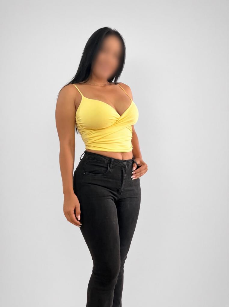 664248198: Chica busca chico en Sevilla