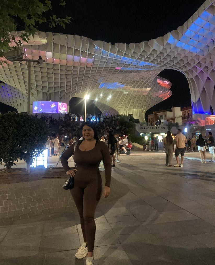 677315595: Chica busca chico en Sevilla