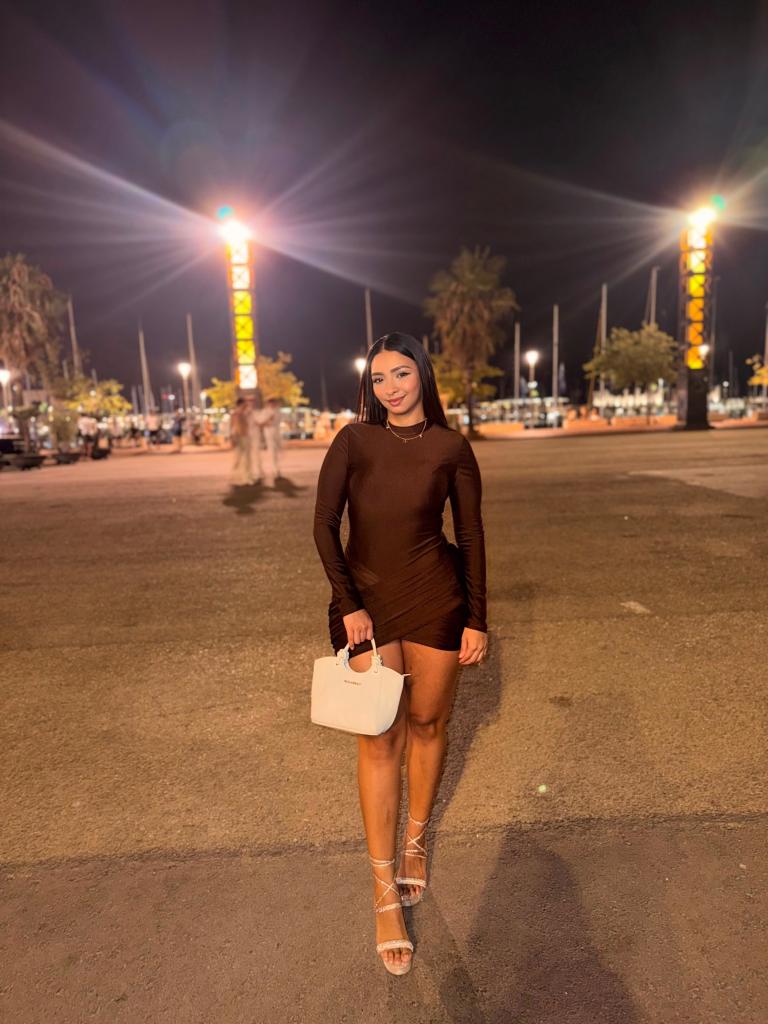 661772675: Chica busca chico en Barcelona