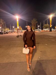 661772675: Chica busca chico en Barcelona