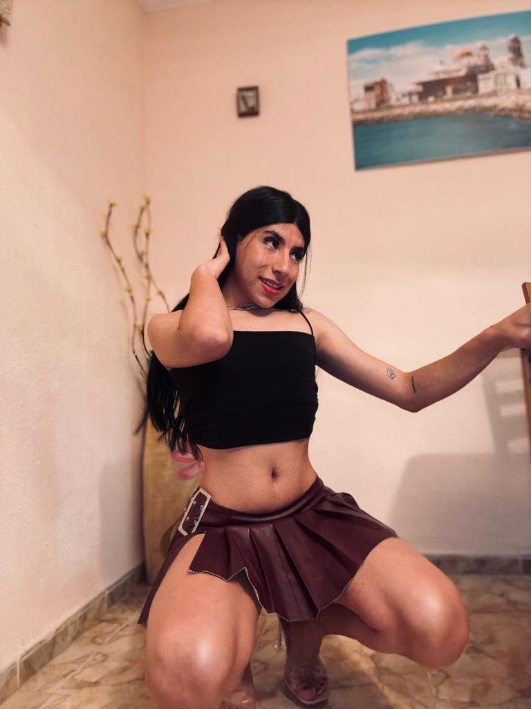 664538947: Chico busca chica en Cádiz
