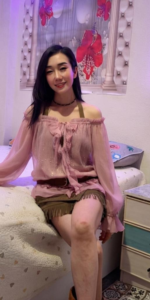 664293093: Chica busca chico en Barcelona