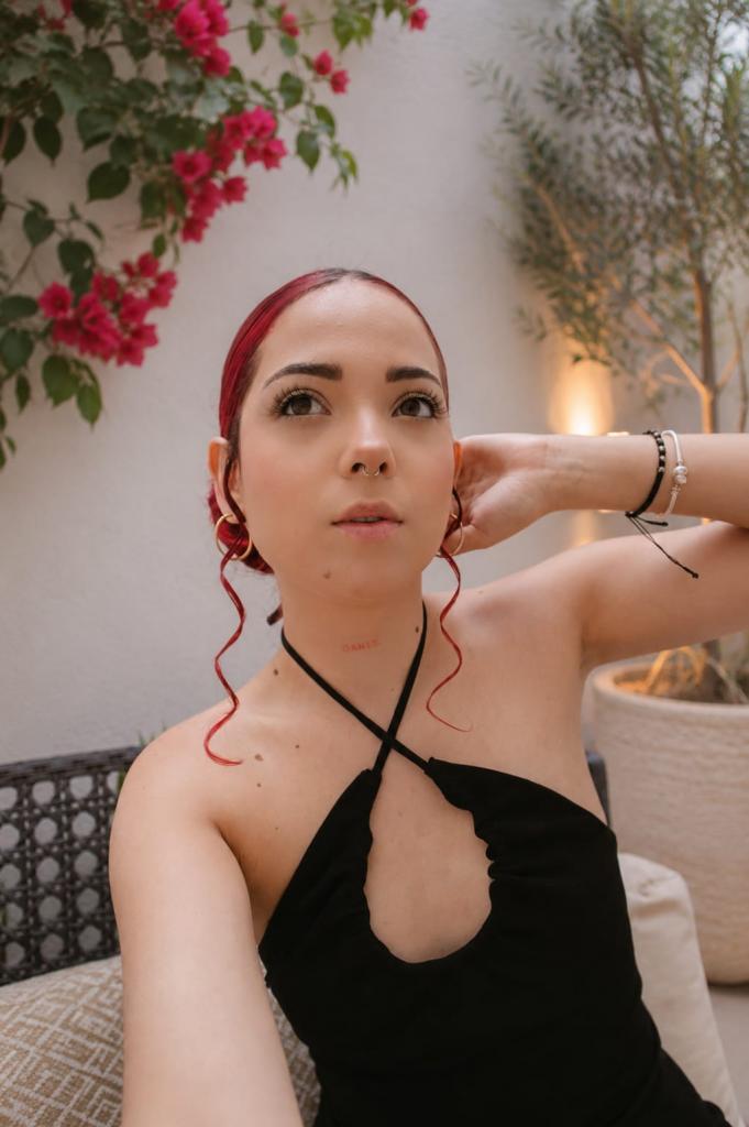 605673846: Chica busca chico en Sevilla