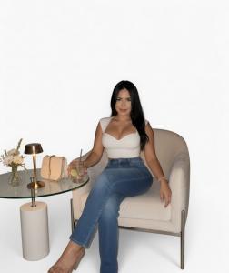 664248198: Chica busca chico en Sevilla