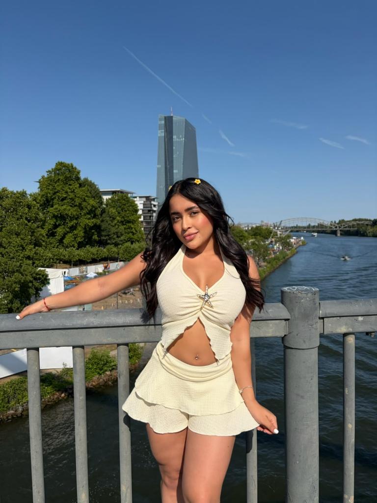 632977434: Chica busca chico en Málaga