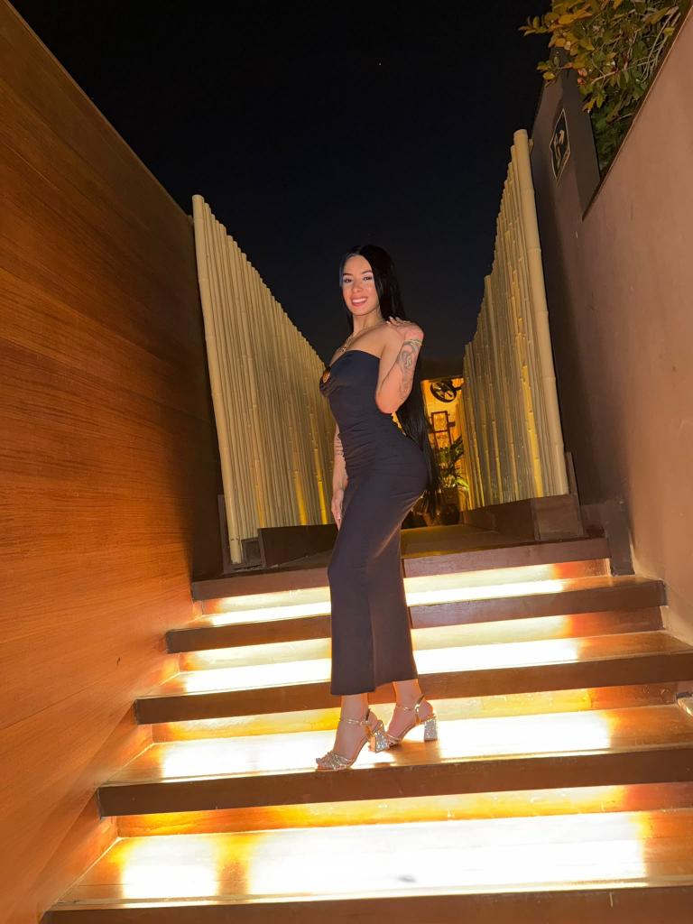 664700363: Chica busca chico en Sevilla