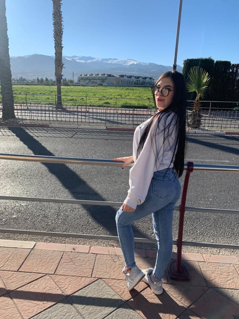 Chica busca chico en Granada: Chica busca chico