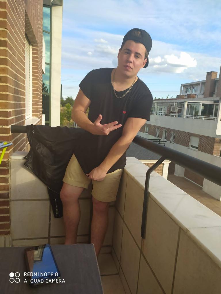 697695860: Chico busca chica en León