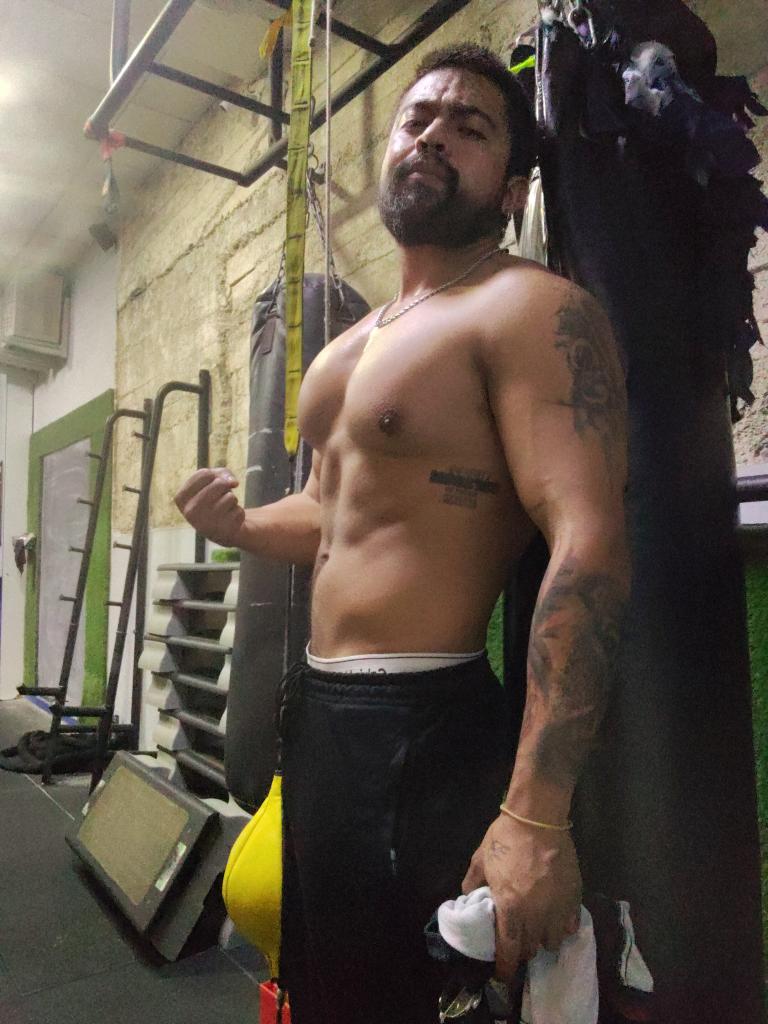 Chico busca chica en Granada: 