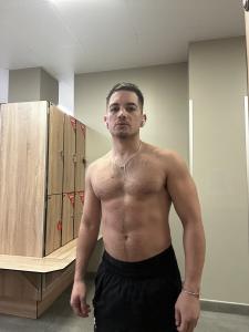 643752296: Chico busca chica en Barcelona