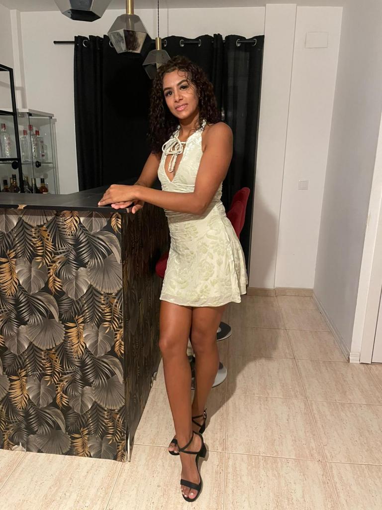 647315397: Chica busca chico en Madrid