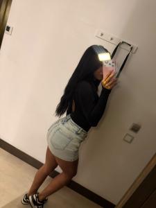631137410: Chica busca chico en Barcelona