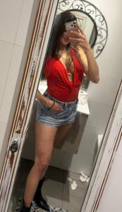 631367602: Chica busca chico en Gerona
