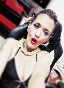 610703087: Chica busca chico en Sevilla
