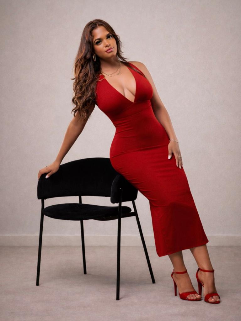 671134267: Chica busca chico en Sevilla