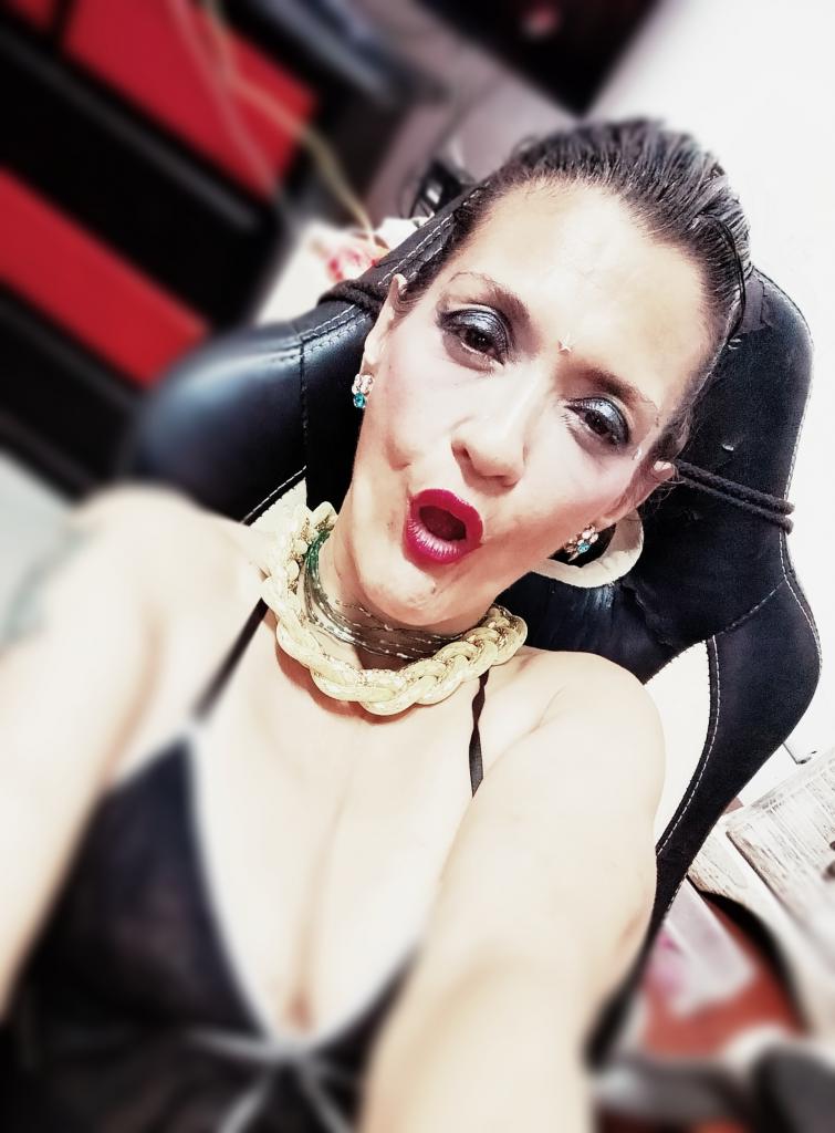 610703087: Chica busca chico en Sevilla