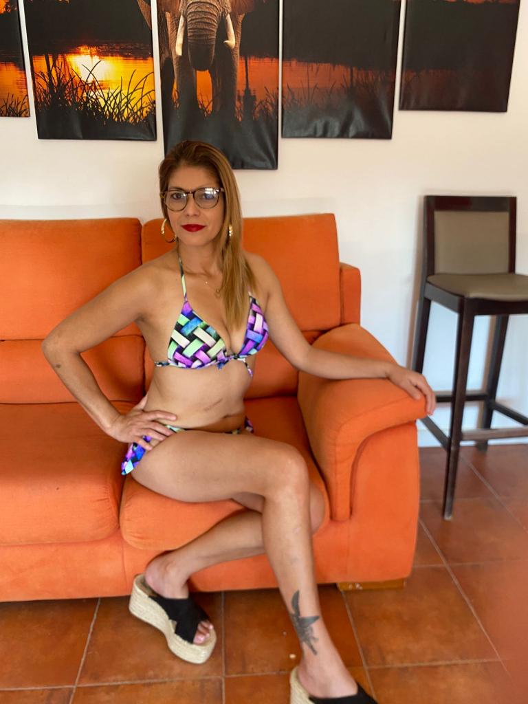 637006945: Chica busca chico en Madrid