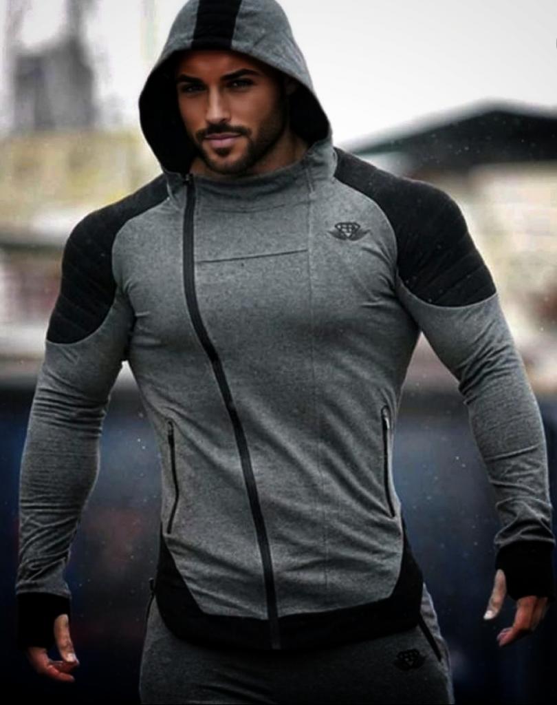 Chico busca chica en Sevilla: 