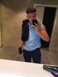 664295057: Chico busca chica en La Coruña