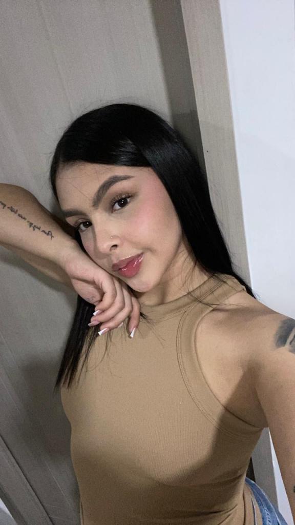 643740405: Chica busca chico en Almería