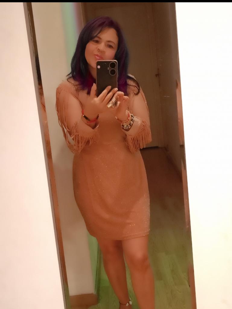 610739471: Chica busca chico en Barcelona