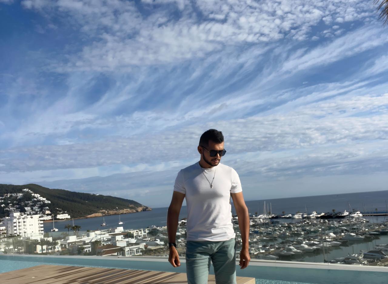 600409997: Chico busca chica en Ibiza
