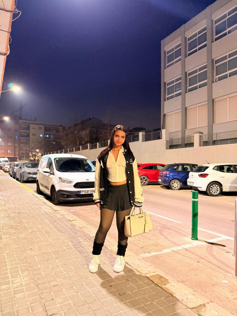 611856874: Chica busca chico en Barcelona