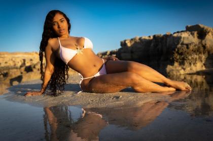 607020075: Chica busca chico en Ibiza