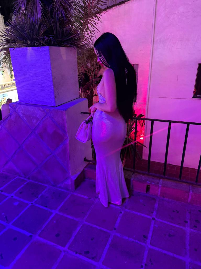 606939638: Chica busca chico en Málaga