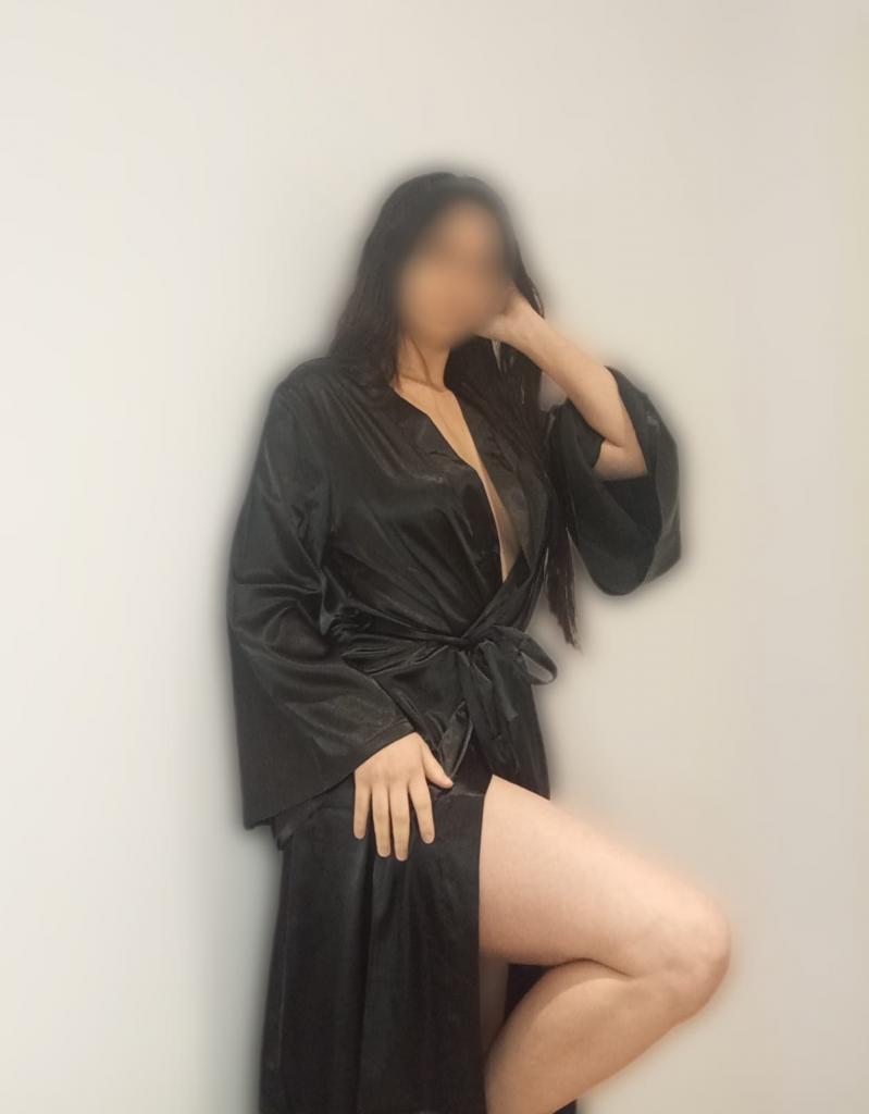 664679165: Chica busca chico en Barcelona