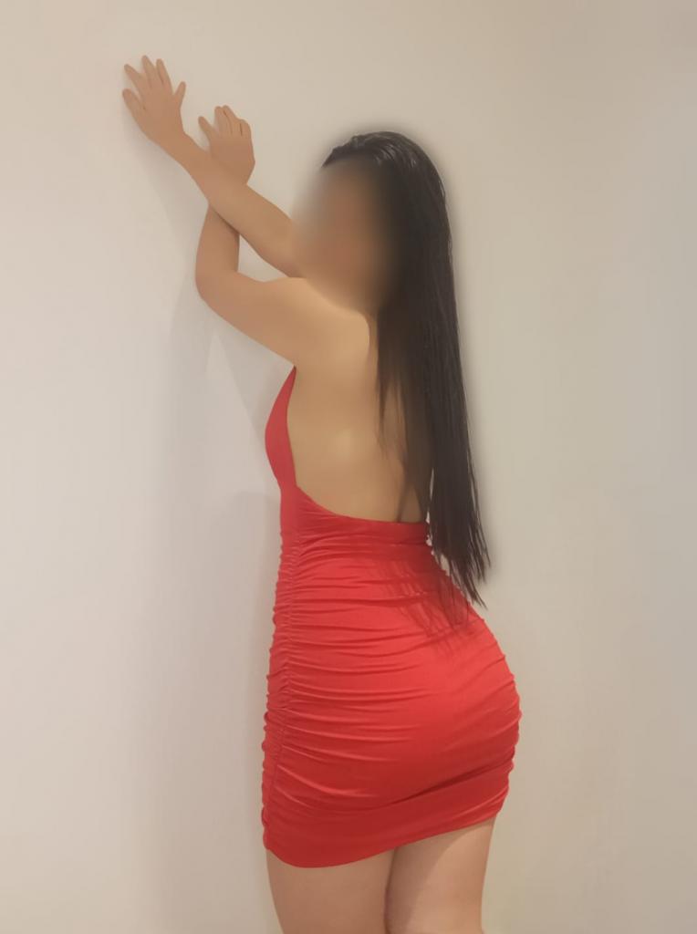 664679165: Chica busca chico en Barcelona