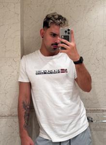 644097937: Chico busca chica en Barcelona