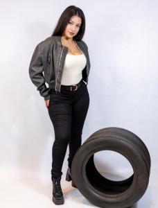 614438827: Chica busca chico en Gerona