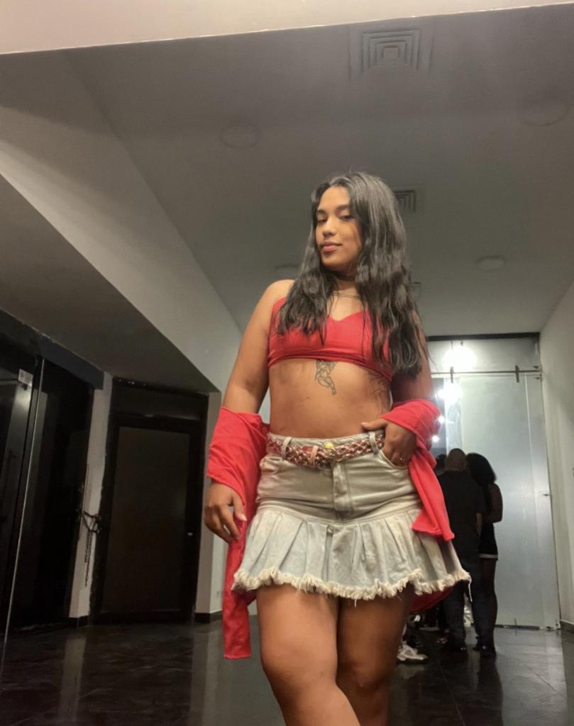 672593207: Chica busca chico en Barcelona