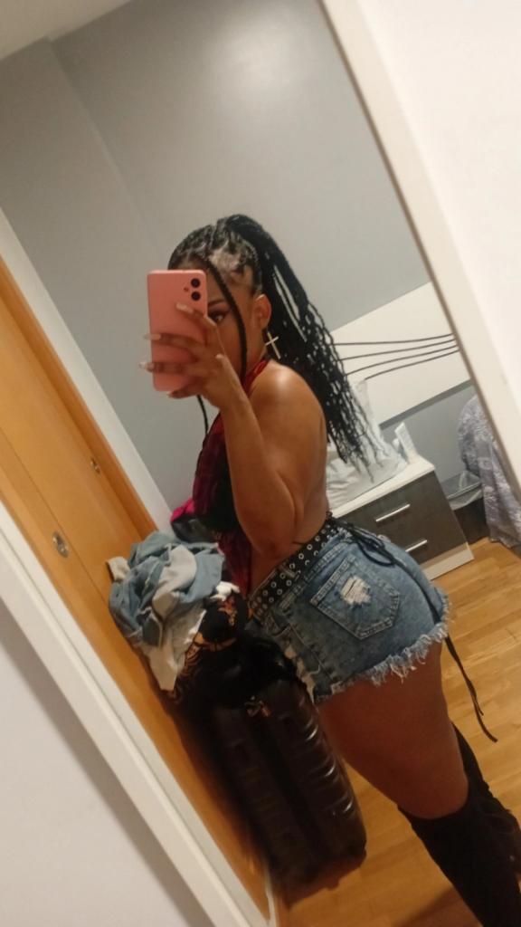 Chica busca chico en Almería: Chica busca chico